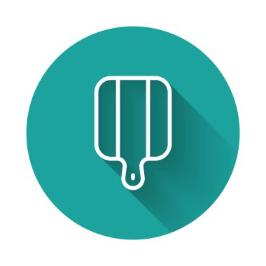 Beyaz çizgi kesme tahtası simgesi uzun gölge arkaplanı ile izole edildi. Kesme tahtası sembolü. Yeşil daire düğmesi. Vektör