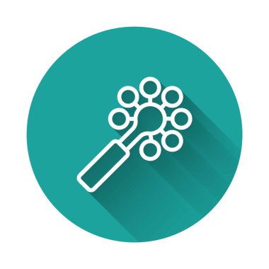 Beyaz çizgi Çıngıraklı Bebek oyuncağı ikonu uzun gölge arkaplan izole. Fasulye torbası işareti. Yeşil daire düğmesi. Vektör