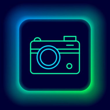 Parlayan neon hattı fotoğraf makinesi simgesi siyah arkaplanda izole edildi. Foto kamera. Dijital fotoğrafçılık. Renkli taslak konsepti. Vektör