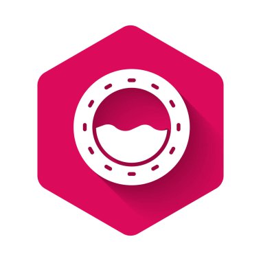 Perçin perçin ve deniz manzaralı beyaz gemi penceresi uzun gölgeli arka plan izole edilmiş. Pembe altıgen düğmesi. Vektör