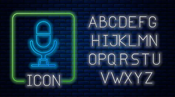 Parlayan neon mikrofon ses aygıtı simgesi tuğla duvar arka planında izole edildi. Mikrofon tercümanı ve alfabe harfleri. Neon ışıklı alfabe. Vektör — Stok Vektör