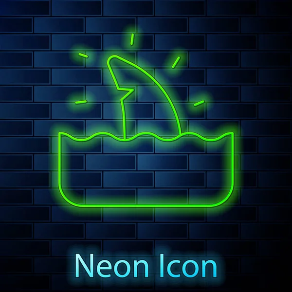 Glödande neon linje Shark fin i havet våg ikon isolerad på tegel vägg bakgrund. Vektor — Stock vektor