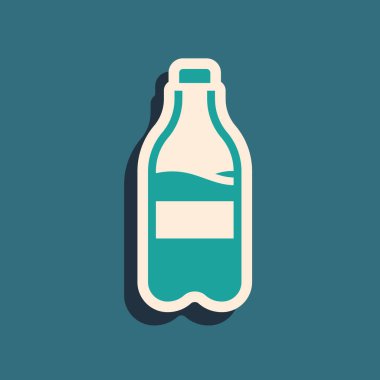 Yeşil arka planda su ikonu olan yeşil spor şişesi. Uzun gölge tarzı. Vektör.