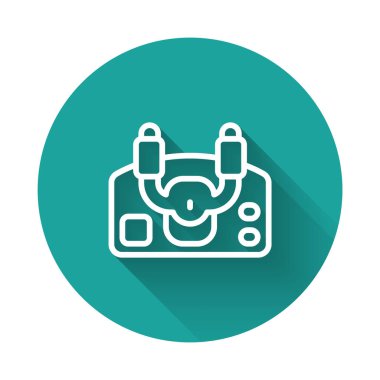 Beyaz Çizgili Uçak dümen ikonu uzun gölgeli arka planda izole edildi. Uçak kontrol tekerleği. Yeşil daire düğmesi. Vektör