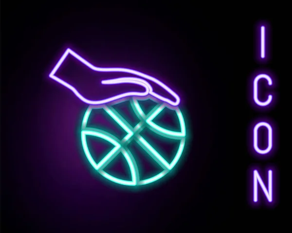 Linha de néon brilhante Mão com bola de basquete e cesta ícone isolado no fundo preto. Bola no basquetebol. Conceito de esboço colorido. Vetor — Vetor de Stock