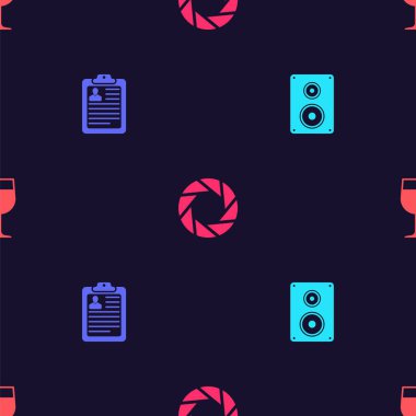 Stereo hoparlörünü, özgeçmişi olan bir pano, kamera kepengi ve şarap kadehini kusursuz şekilde ayarla. Vektör