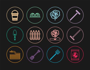 Sıralı gübre torbası, bahçe tırmığı, çit, çit, kürek, kürek, kova, yere ağaç dikme ve otomatik sulama ikonu. Vektör