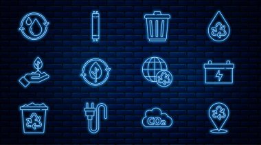 Geri dönüşüm hattı, araba aküsü, çöp tenekesi ve yaprak, elinde bitki, temiz su, toprak geri dönüşümü gezegeni ve flüoresan lamba ikonu. Vektör
