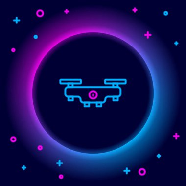 Parlayan neon hattı İHA uçan ikonu siyah arka planda izole edildi. Video ve fotoğraf makinesi sembollü dörtlü helikopter. Renkli taslak konsepti. Vektör