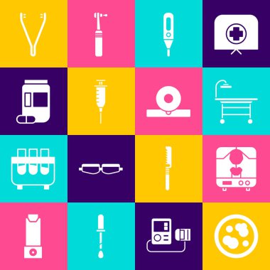 Petri kabını bakteri, röntgen makinesi, ameliyat masası, medikal dijital termometre, şırınga, ilaç şişesi ve haplar, cımbız ve Otolaryngological baş yansıtıcı ikonu ile ayarla. Vektör