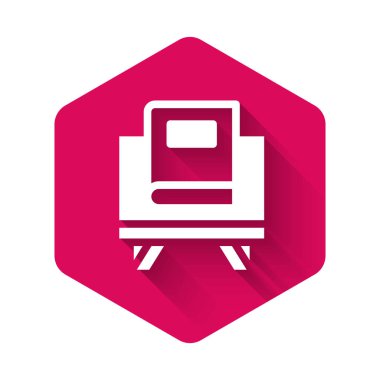 Beyaz kutsal Kur 'an ikonu uzun gölge arkaplanı ile izole edilmiş. Müslüman bayramı, Kurban Bayramı, Kurban Bayramı, Ramazan Kareem. Pembe altıgen düğmesi. Vektör