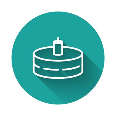 Yanan mum simgesine sahip beyaz çizgi pastası uzun gölge arkaplanı ile izole edilmiş. Doğum günün kutlu olsun. Yeşil daire düğmesi. Vektör