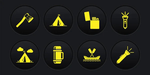 Set Turistický stan s vlajkou, Baterka, Termoska kontejner, Rafting loď, Zapalovač, a dřevěná sekera ikona. Vektor — Stockový vektor
