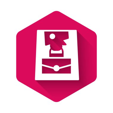 Beyaz El Çantası simgesi uzun gölgeli. Kadın el çantası işareti. Glamour günlük bagaj sembolü. Pembe altıgen düğmesi. Vektör