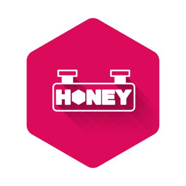 Uzun gölgeli bal peteği ile beyaz asılma işareti. İmza simgesi. Bal hücrelerinin sembolü. Tatlı doğal yemek. Pembe altıgen düğmesi. Vektör