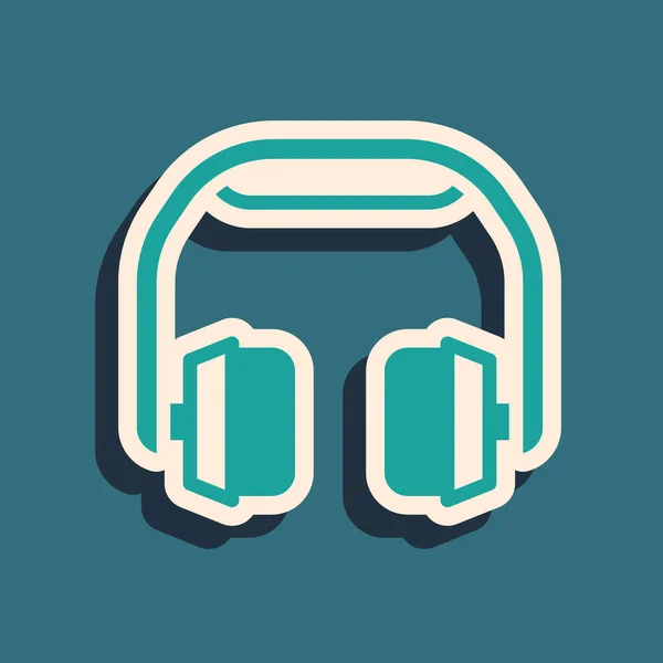 Icono de auriculares verdes aislado sobre fondo verde. Auriculares. Concepto para escuchar música, servicio, comunicación y operador. Estilo de sombra larga. Vector — Vector de stock