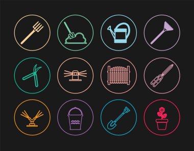 Çiçeği tencereye, bahçe makasına, sulama tenekesine, otomatik sulama fıskiyelerine, yabaya, çitlere ve toprak ikonuna yerleştir. Vektör