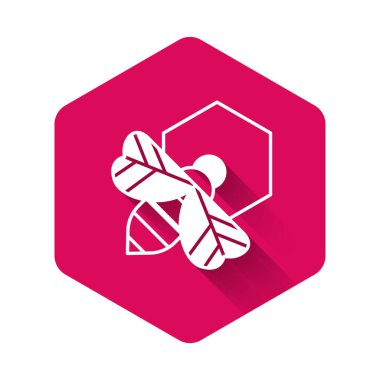 Beyaz Arı ve bal peteği ikonu uzun gölge arkaplan izole. Bal hücreleri. Bal arısı ya da kanat sembollü apis. Uçan böcek. Tatlı doğal yemek. Pembe altıgen düğmesi. Vektör