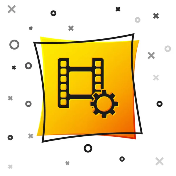 Icono de vídeo Black Play aislado sobre fondo blanco. Señal de tira de película. Botón cuadrado amarillo. Vector — Vector de stock