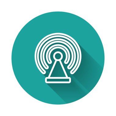 Beyaz çizgi Radar simgesi uzun gölge arkaplanı ile izole edildi. Arama sistemi. Uydu sinyali. Yeşil daire düğmesi. Vektör