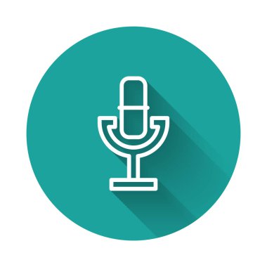 Beyaz çizgi mikrofon simgesi uzun gölge arkaplanı ile izole edildi. Radyodaki mikrofondan. Sözcü işareti. Yeşil daire düğmesi. Vektör