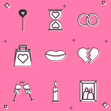 Lolipopu hazırla, ortadaki kalp kum saatinde, alyanslar, kalbi olan alışveriş torbası, gülen dudaklar, kırık dudaklar, bir kadeh şampanya ve yanan mum ikonu. Vektör