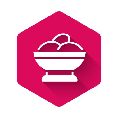 Beyaz Varenyky uzun gölgeli bir kase ikonunda. Pierogi, varenyky, hamur tatlısı, pelmeni, ravioli. Geleneksel Ukrayna yemekleri. Pembe altıgen düğmesi. Vektör