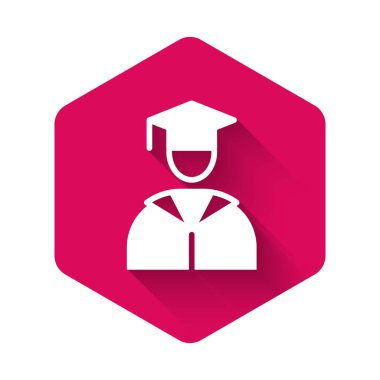 Beyaz mezuniyet ve mezuniyet şapkası simgesi uzun gölgeli. Pembe altıgen düğmesi. Vektör