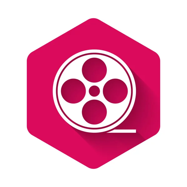 Ikone der weißen Filmspule isoliert mit langem Schatten. Pinkfarbener Sechskantknopf. Vektor — Stockvektor