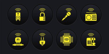 Smart sensörü, radyo, elektrik prizi, mikrodevreli işlemci, kablosuz mikrofon, güvenlik kilidi, kahve makinesi ve stereo hoparlör ikonu. Vektör