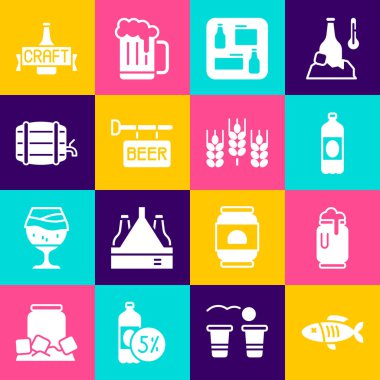 Kurutulmuş balık, köpüklü bira kutusu, plastik bira şişesi, menü, sokak tabelası, rafta tahta fıçı ve buğday ikonu. Vektör