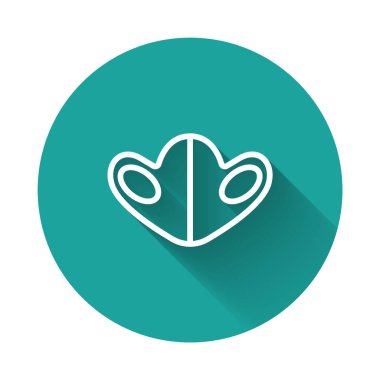 Beyaz çizgi tıbbi koruyucu maske ikonu uzun gölgeli izole edilmiş. Yeşil daire düğmesi. Vektör.