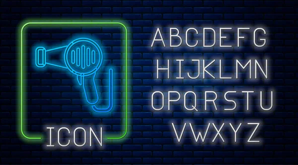 Ícone de secador de cabelo neon brilhante isolado no fundo da parede de tijolo. Sinal de secador. Símbolo de secagem. Soprar ar quente. Alfabeto claro de néon. Vetor — Vetor de Stock