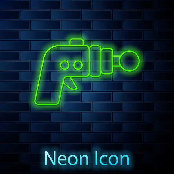 Gloeiende neon lijn Ray pistool icoon geïsoleerd op bakstenen muur achtergrond. Laserwapen. Ruimtestraal. Vector — Stockvector