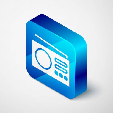 Gri arkaplanda anten simgesi olan Isometric Radyo. Mavi kare düğme. Vektör