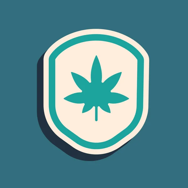 Escudo Verde y marihuana o icono de la hoja de cannabis aislado sobre fondo verde. Legalización de la marihuana. Un símbolo de cáñamo. Estilo de sombra larga. Ilustración vectorial — Vector de stock