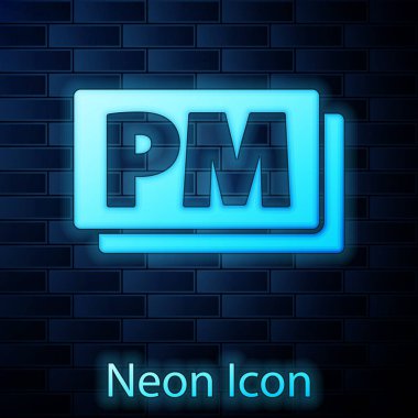 Parlayan neon saat PM simgesi tuğla duvar arka planında izole edildi. Zaman sembolü. Vektör