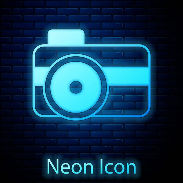 Gloeiende neon Fotocamera voor duiker pictogram geïsoleerd op bakstenen muur achtergrond. Foto camera icoon. Duiken onder water apparatuur. Vector — Stockvector