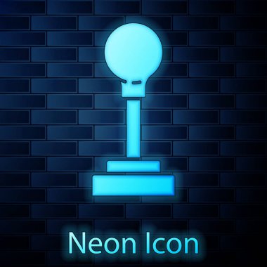 Parlayan neon vites değiştirici simgesi tuğla duvar arka planında izole edildi. Elle iletim simgesi. Vektör
