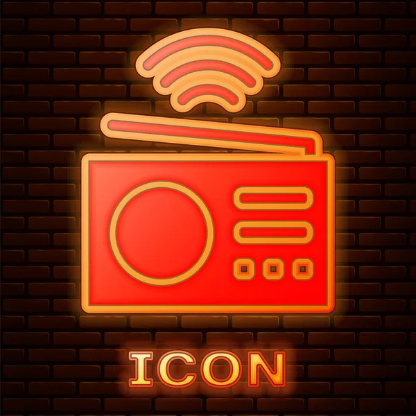 Gloeiende neon Smart radio systeem icoon geïsoleerd op bakstenen muur achtergrond. Internet of things concept met draadloze verbinding. Vector — Stockvector
