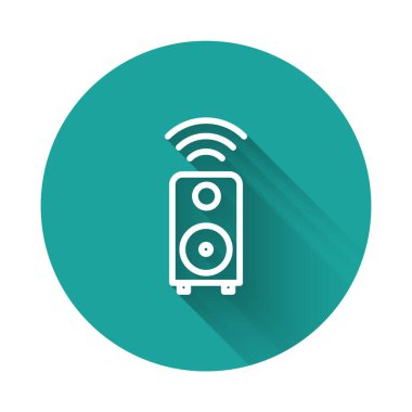 Beyaz çizgi Akıllı stereo hoparlör sistemi simgesi uzun gölgeli izole edildi. Ses sistemi hoparlörleri. İnternet kavramının kablosuz bağlantısı. Yeşil daire düğmesi. Vektör