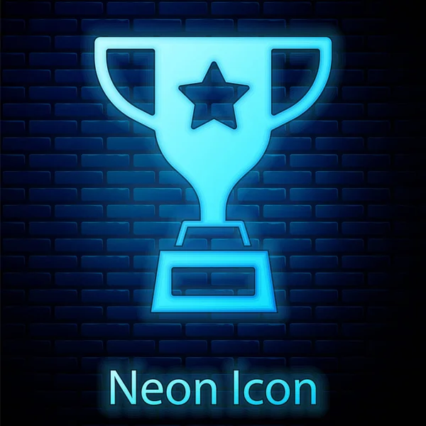 Lumineux néon Award tasse icône isolée sur fond de mur de briques. Symbole du trophée gagnant. Trophée de championnat ou compétition. Signe d'accomplissement sportif. Vecteur — Image vectorielle