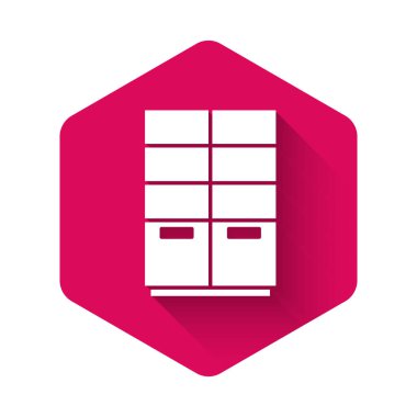 Beyaz Gardırop ikonu uzun gölgeli izole edilmiş. Pembe altıgen düğmesi. Vektör.