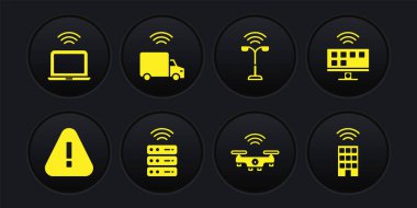 Ünlem işaretini üçgende, Akıllı TV sisteminde, sunucuda, insansız hava aracında, sokak lambasında, kamyonda, kablosuz ve kablosuz dizüstü bilgisayarda ayarlayın. Vektör