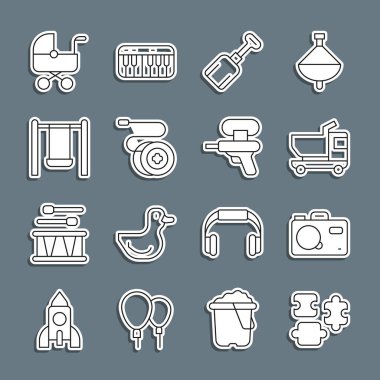 Misket oyuncağı, fotoğraf makinesi, oyuncak kamyon, kürek, Yoyo, salıncak, bebek arabası ve su tabancası ikonu. Vektör