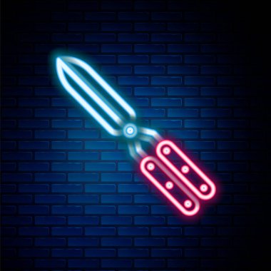 Tuğla duvar arka planında izole edilmiş ikonu budamak için parlayan neon hattı el yapımı makas. Ahşap saplı budama makası. Renkli taslak konsepti. Vektör.