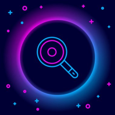 Parlayan neon hattı kızartma tavası simgesi siyah arkaplanda izole edildi. Kızartma veya kızartma gıda sembolü. Renkli taslak konsepti. Vektör