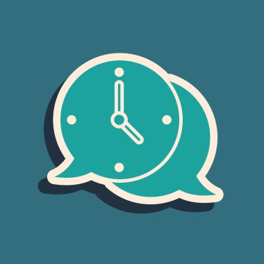 Yeşil arkaplanda konuşma baloncuğu simgesi olan yeşil saat. Zaman işareti. Ofis saati veya zamanlayıcı sembolü. Uzun gölge tarzı. Vektör