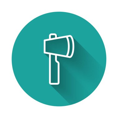 Beyaz çizgi tahta balta ikonu uzun gölgeli izole edilmiş. Oduncu baltası. Yeşil daire düğmesi. Vektör.