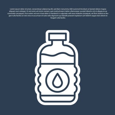 Mavi çizgili bir şişe su ikonu mavi arka planda izole edilmiş. Soda su içme tabelası. Vektör.